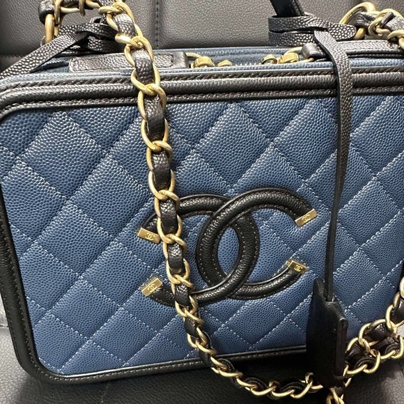 CHANEL Navy Filigree Vanity Medium size - Picture 2 of 11